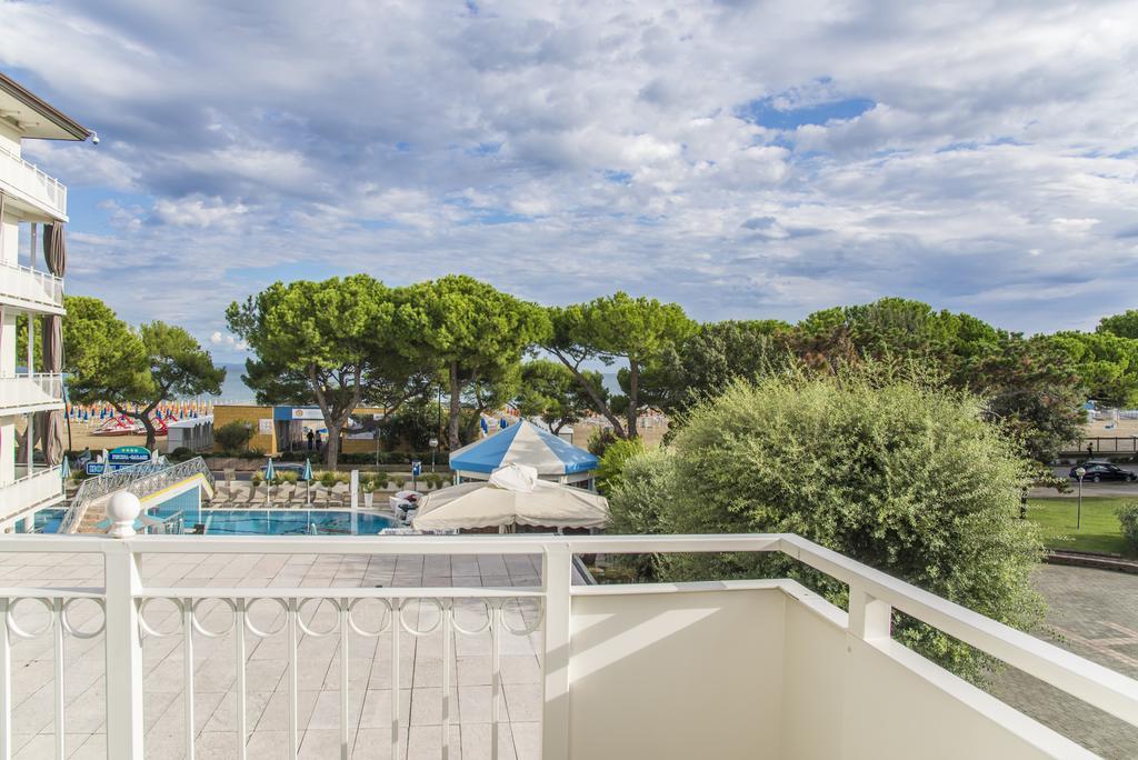 Hotel Miramare Lignano Sabbiadoro Bagian luar foto